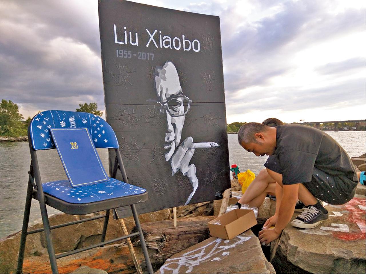 紐約海邊置空凳悼念  北風：有海水 就有劉曉波