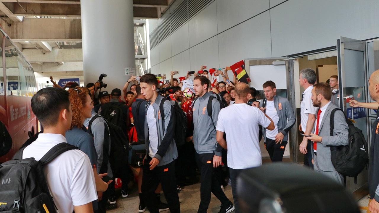 利物浦抵港 數十球迷到機場接機