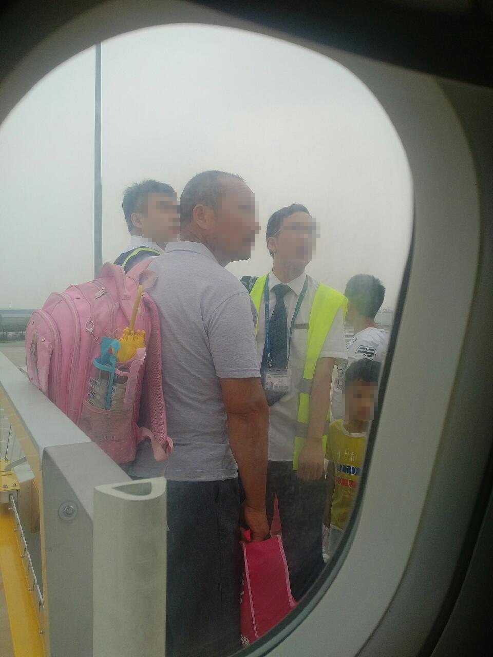 唔幫兒童買票 家長掩護過京機場安檢登機