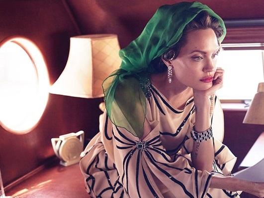 安祖蓮娜自爆「面癱」再講離婚