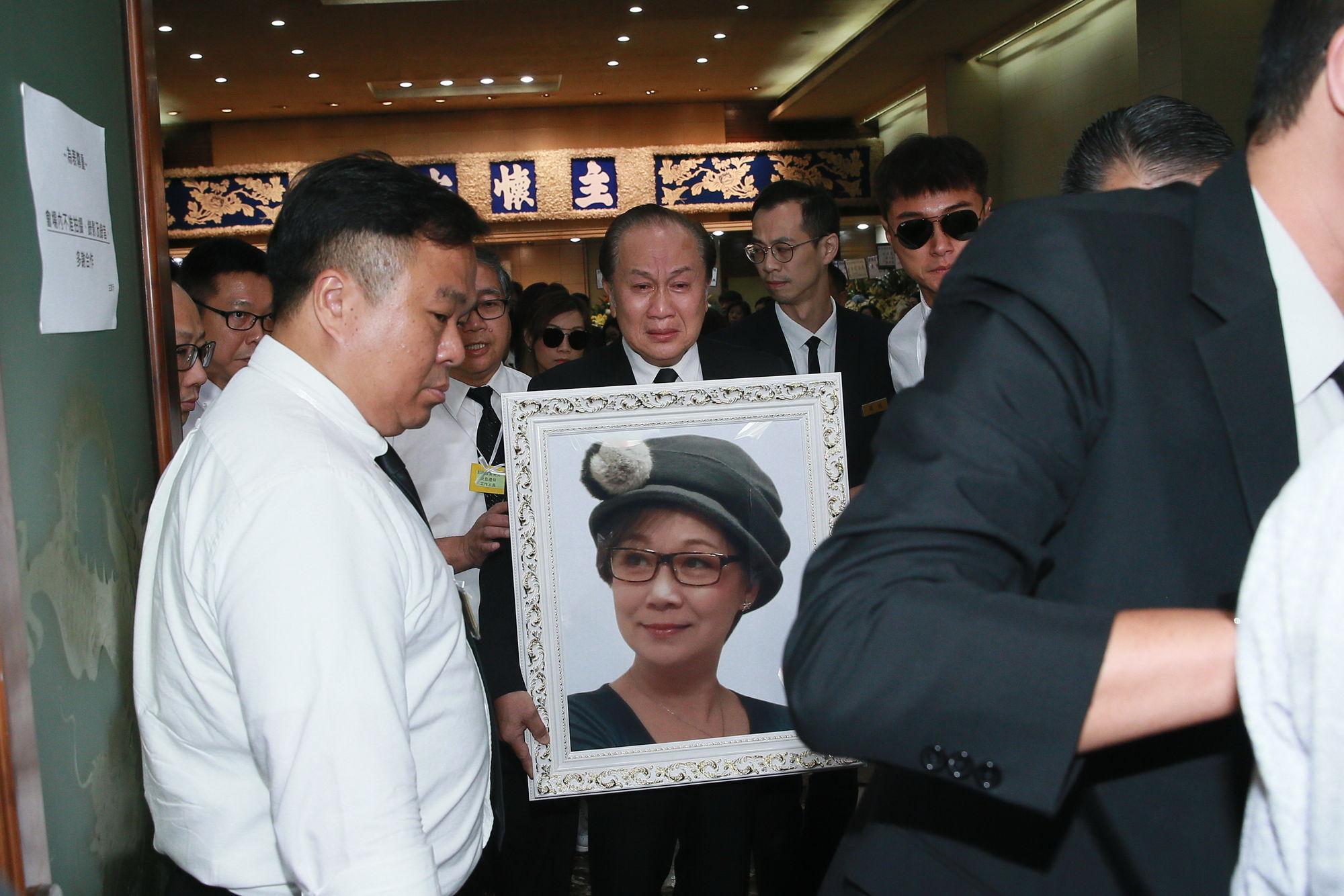 【即時娛樂】郭鋒抱著歐陽佩珊遺照哭成淚人