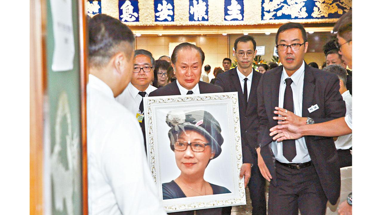 難捨亡妻歐陽佩珊  郭鋒抱遺照哭成淚人