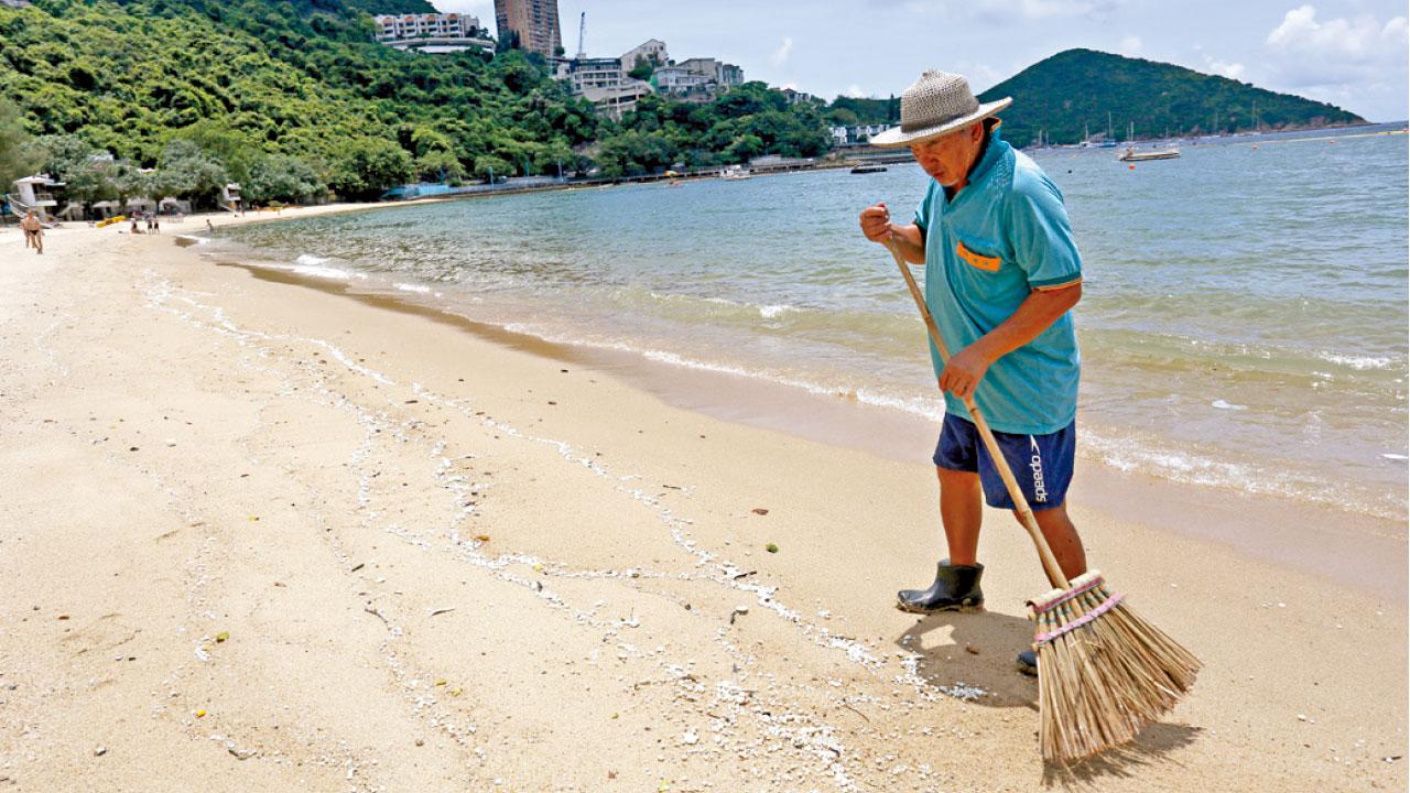 至今收集130噸棕櫚硬脂 當局冀周末重開部分泳灘