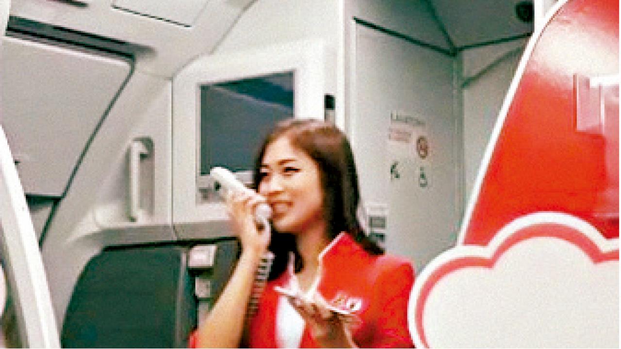「人靚聲甜」亞航空姐高歌慰航班延誤乘客