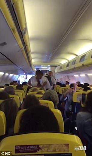 【有片】醉客大鬧瑞安客機 不忿被捕與警員扭打