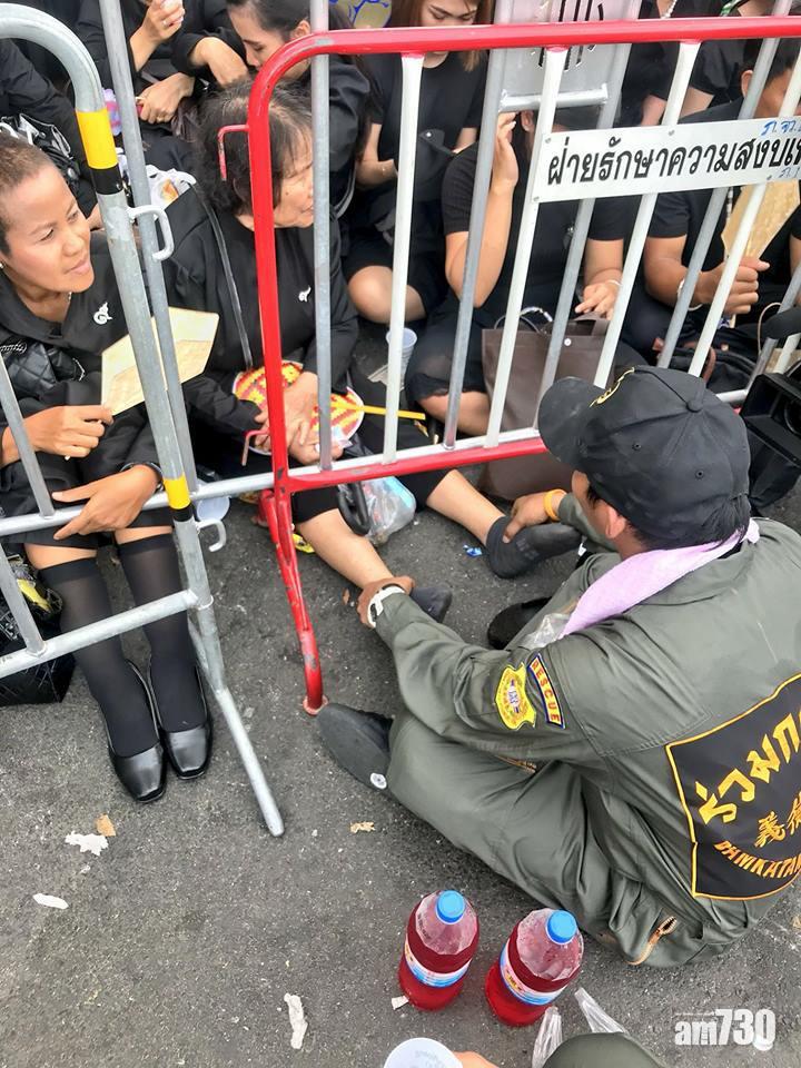 做義工幫婆婆按腳 武打巨星Tony Jaa送別泰王