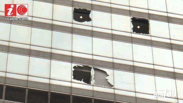 會展大樓玻璃窗碎裂 兩工人一度被困半空