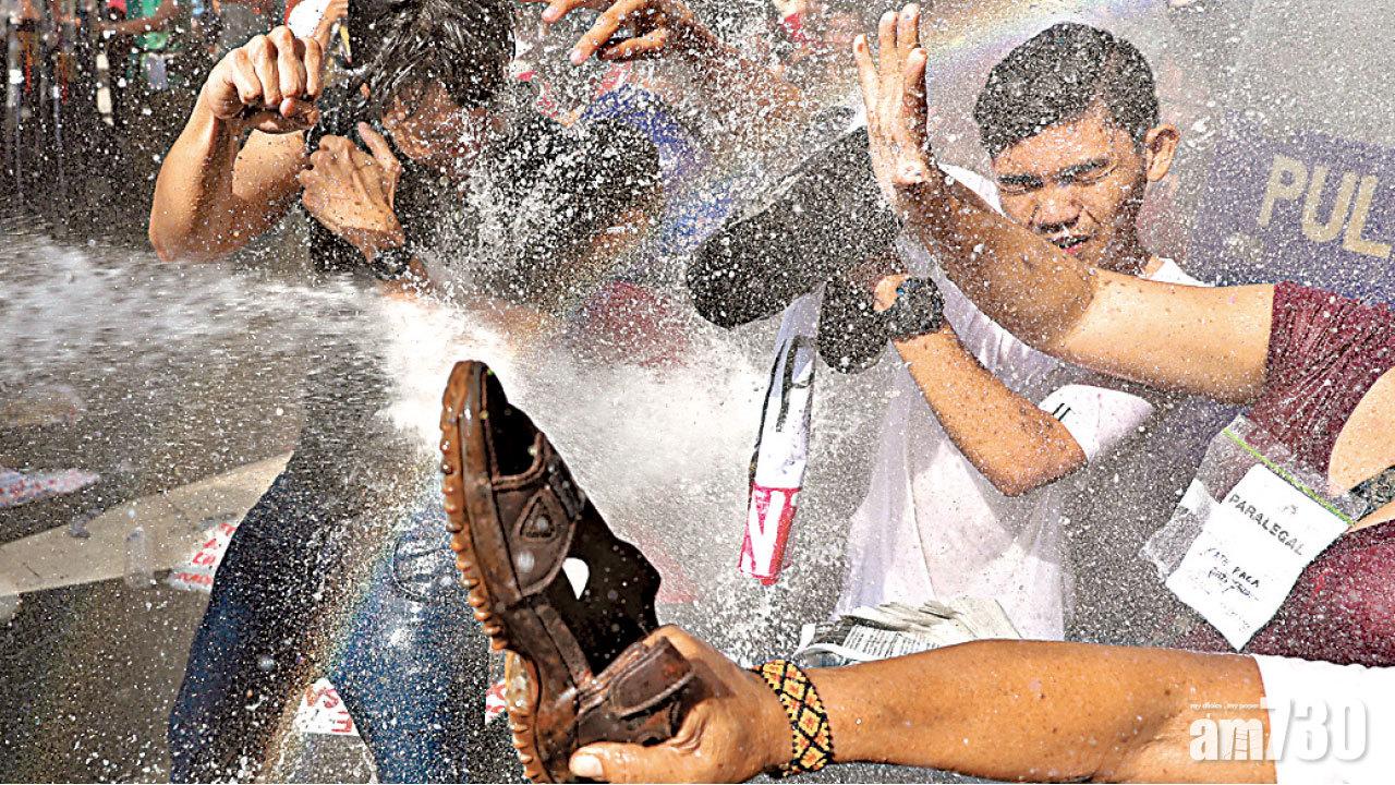 轉赴菲國出席東盟峰會 願助解決南海爭議