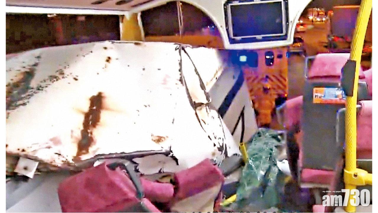 機場巴士涉撞貨車尾 19傷上層1乘客命危