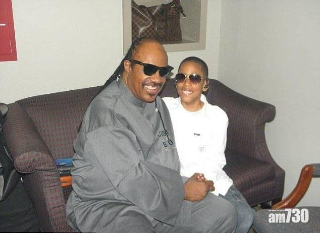 16歲失明青年被喻為Stevie Wonder