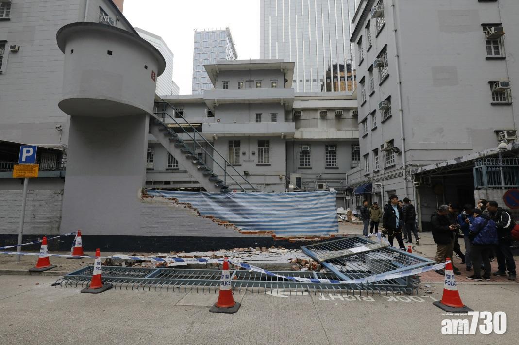  二級歷史建築舊灣仔警署撞貨車猛撼外牆鐵閘倒塌