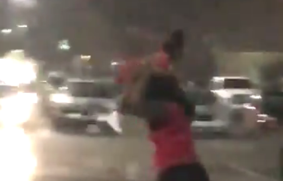 【有片】離譜媽媽為擋雨 高舉女兒當「人肉傘」