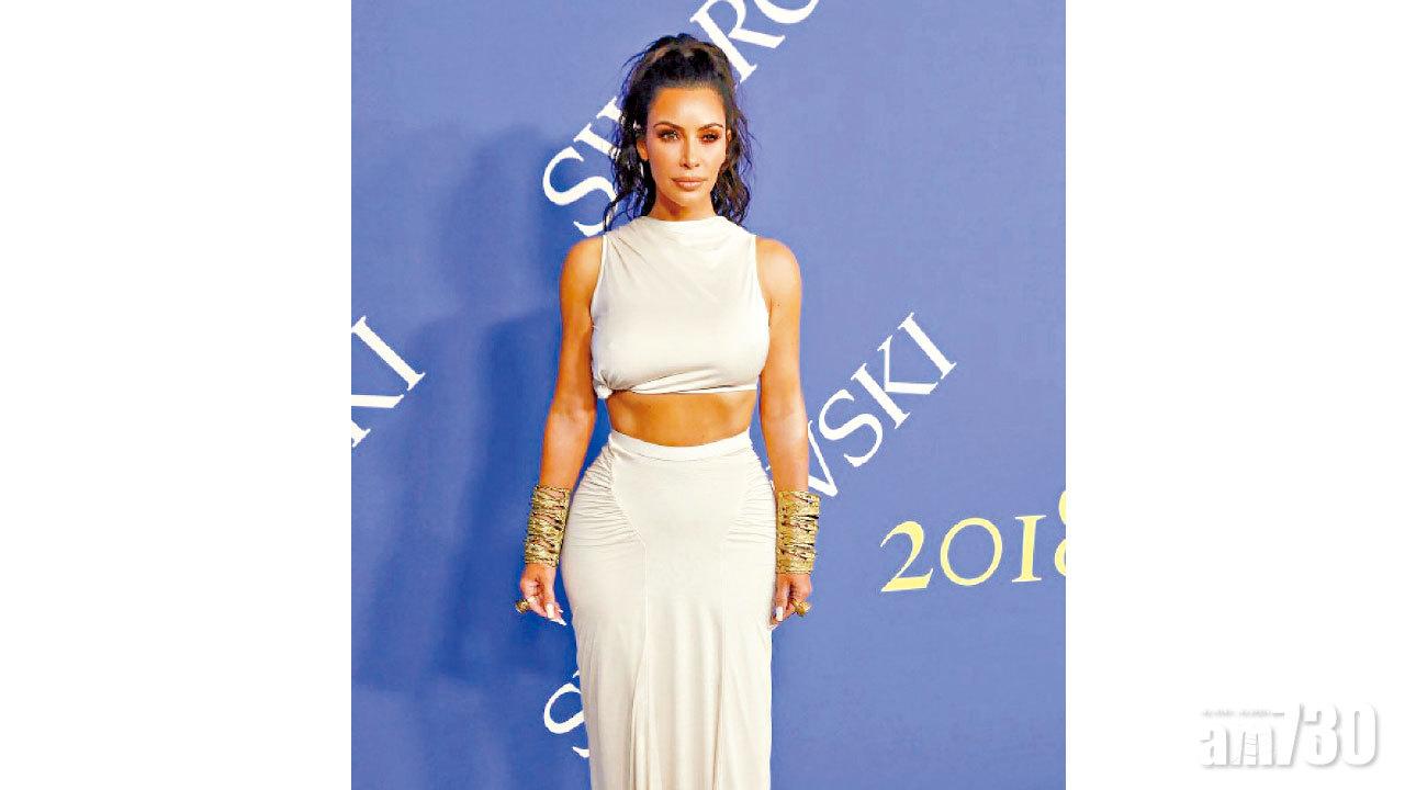 Kim前凸後翹 露背搶鏡