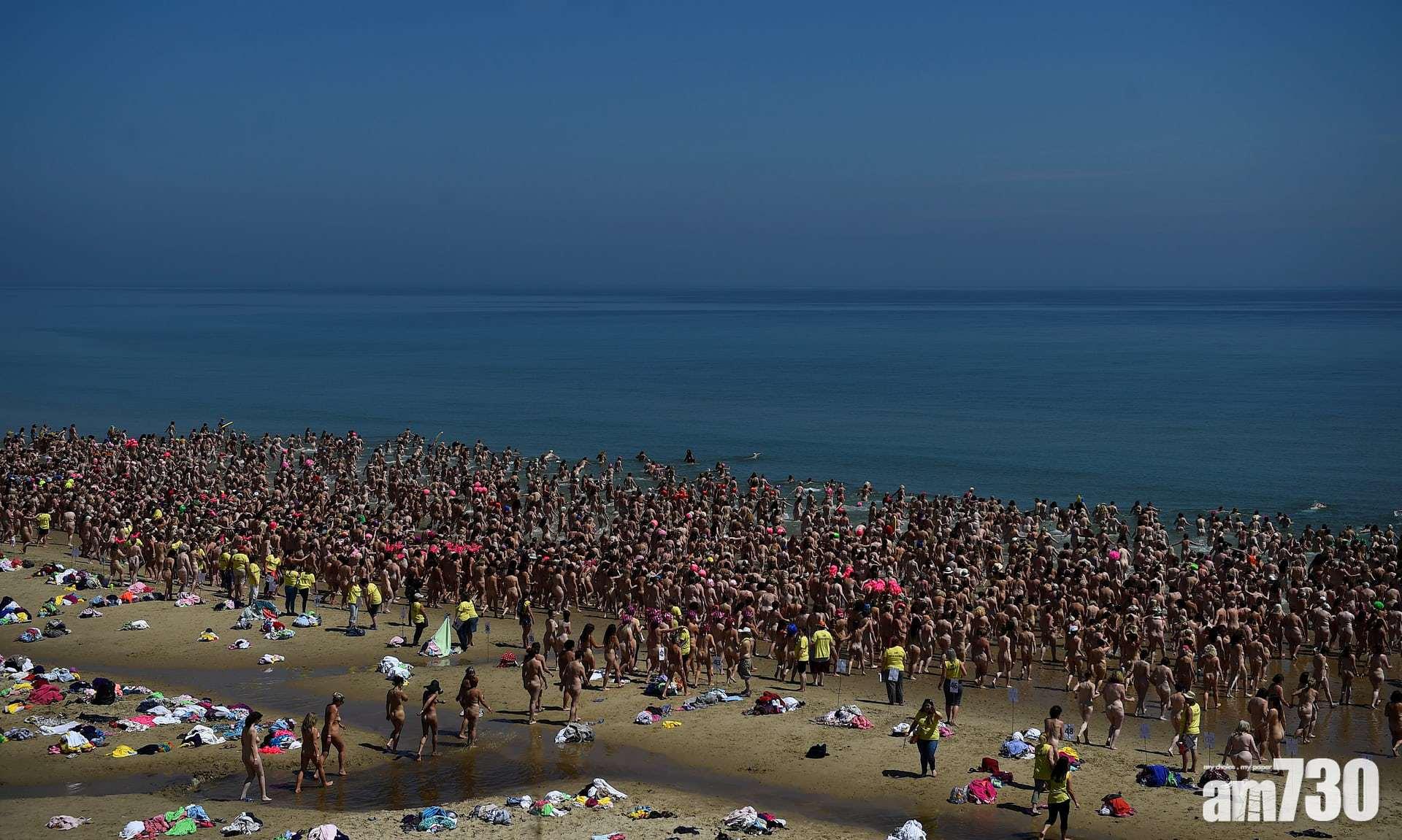 【場面壯觀】逾2500女破紀錄齊裸泳 究竟為乜？