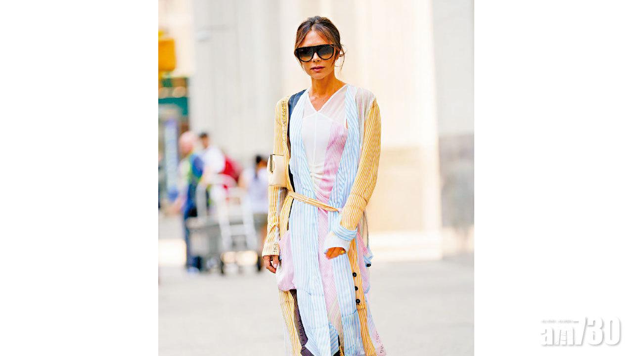 碧咸嫂罕有著粉嫩裙現身