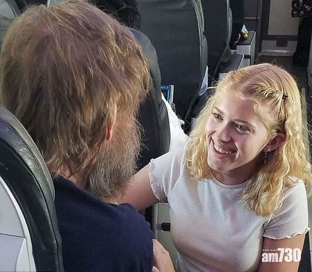 【天使化身】女孩安撫失明兼失聰搭客