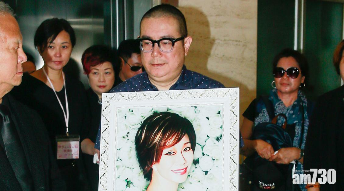 林燕妮出殯 李凱豪緊抱母親遺照