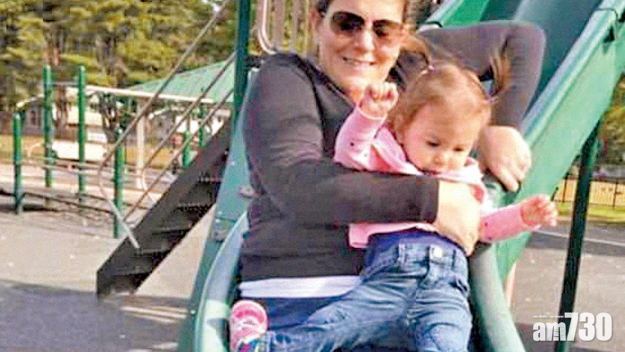 切勿抱孩瀡滑梯