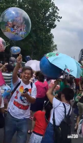 上海迪士尼遊客搶氣球 網民：一班垃圾！