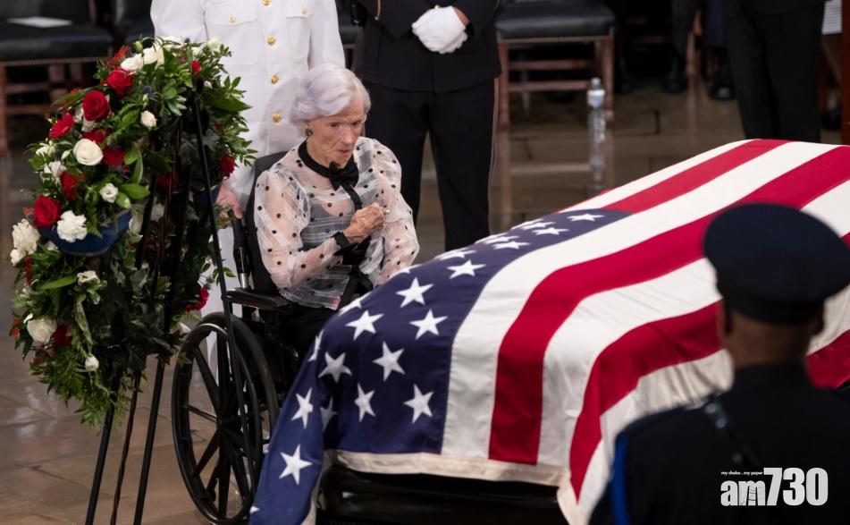 麥凱恩靈柩運抵國會山莊  女兒側眼望彭斯惹熱議