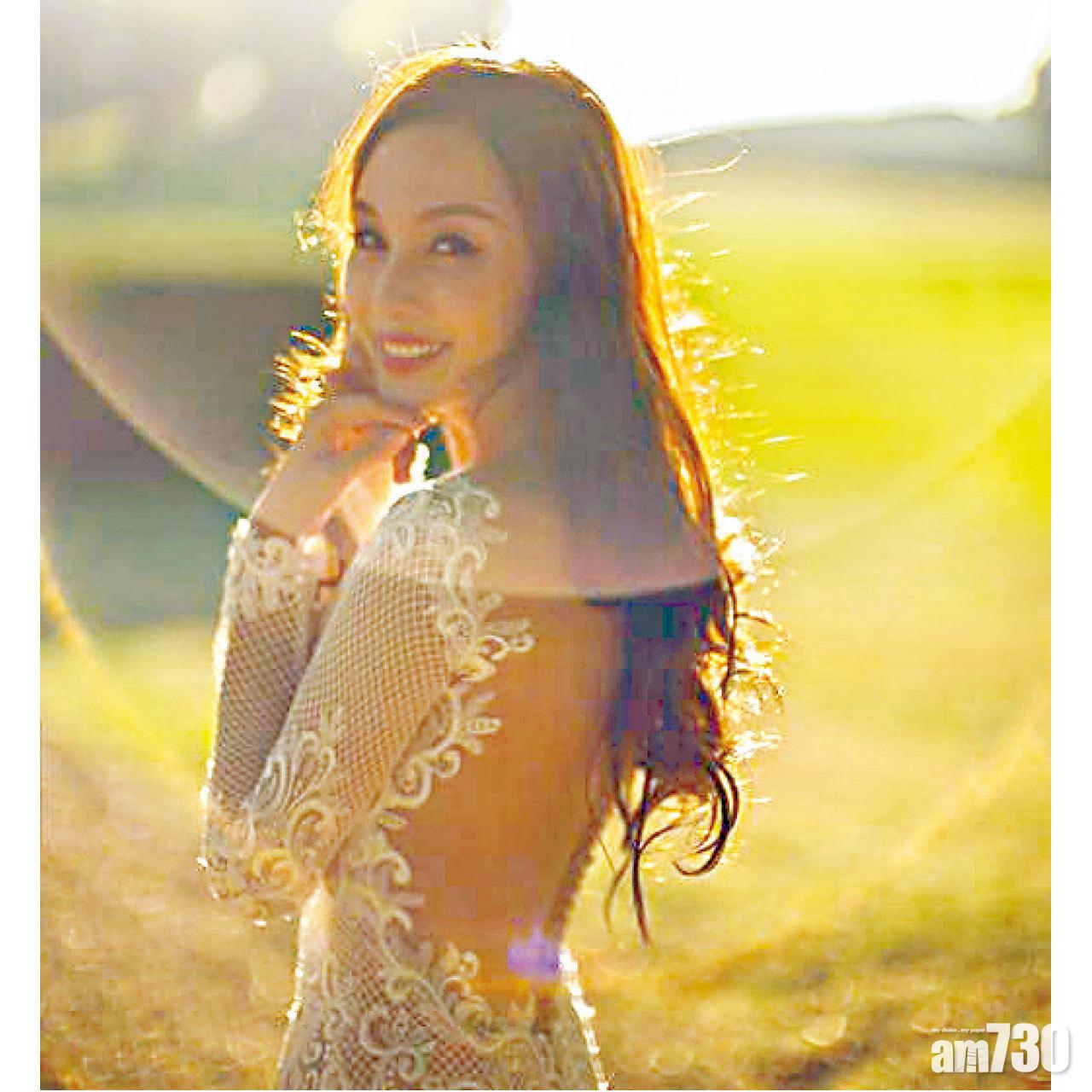 朱璇露背婚紗look獲激讚