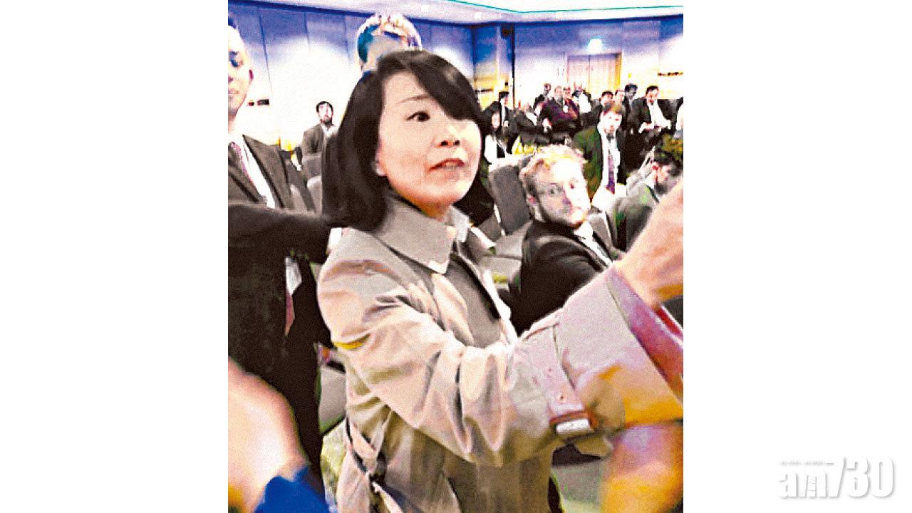 央視記者英國摑義工  傳因子被退學後「發瘋」