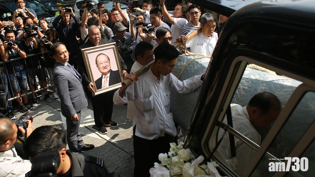 金庸今日出殯   蔡瀾董建華等友人到場送別