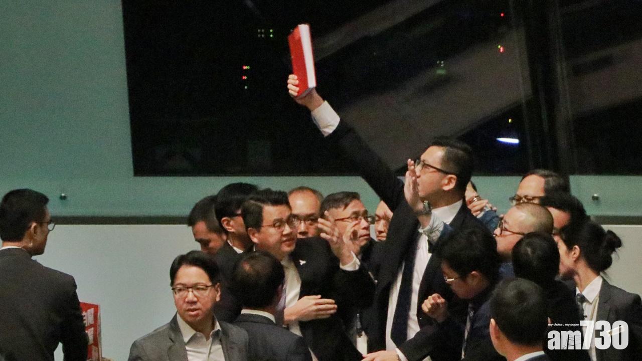 林卓廷尹兆堅到灣仔警署接受預約拘捕