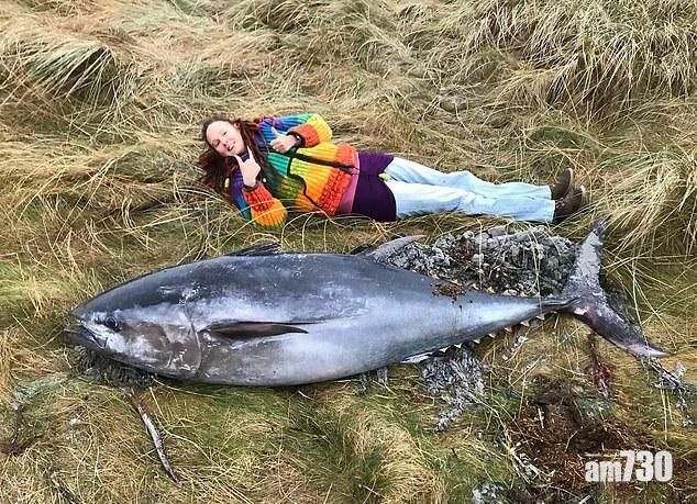 【高過人】6.5呎藍鰭吞拿魚遭風暴吹上岸