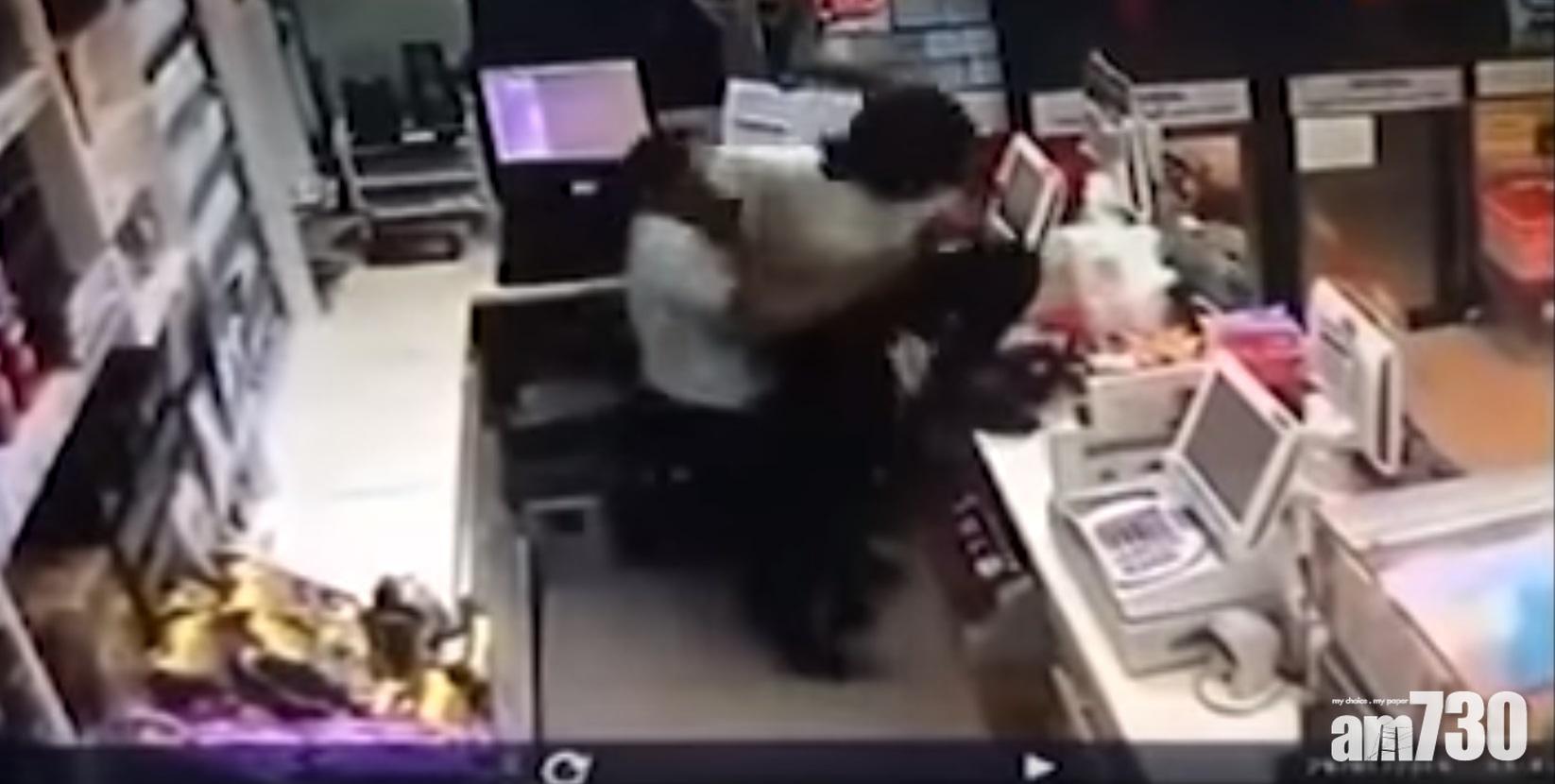 【人性醜惡】便利店職員遇刀匪  竟捉實同事當「肉盾」(有片)