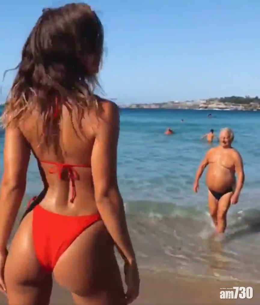 【照片炸彈】比堅尼女模性感擺姿勢 竟被身後泳客搶鏡 (有片)