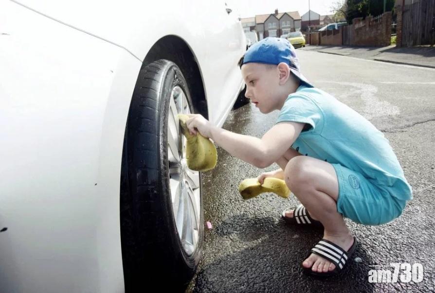【好有孝心】7歲男童洗車賺錢  為獻花給逝世祖母