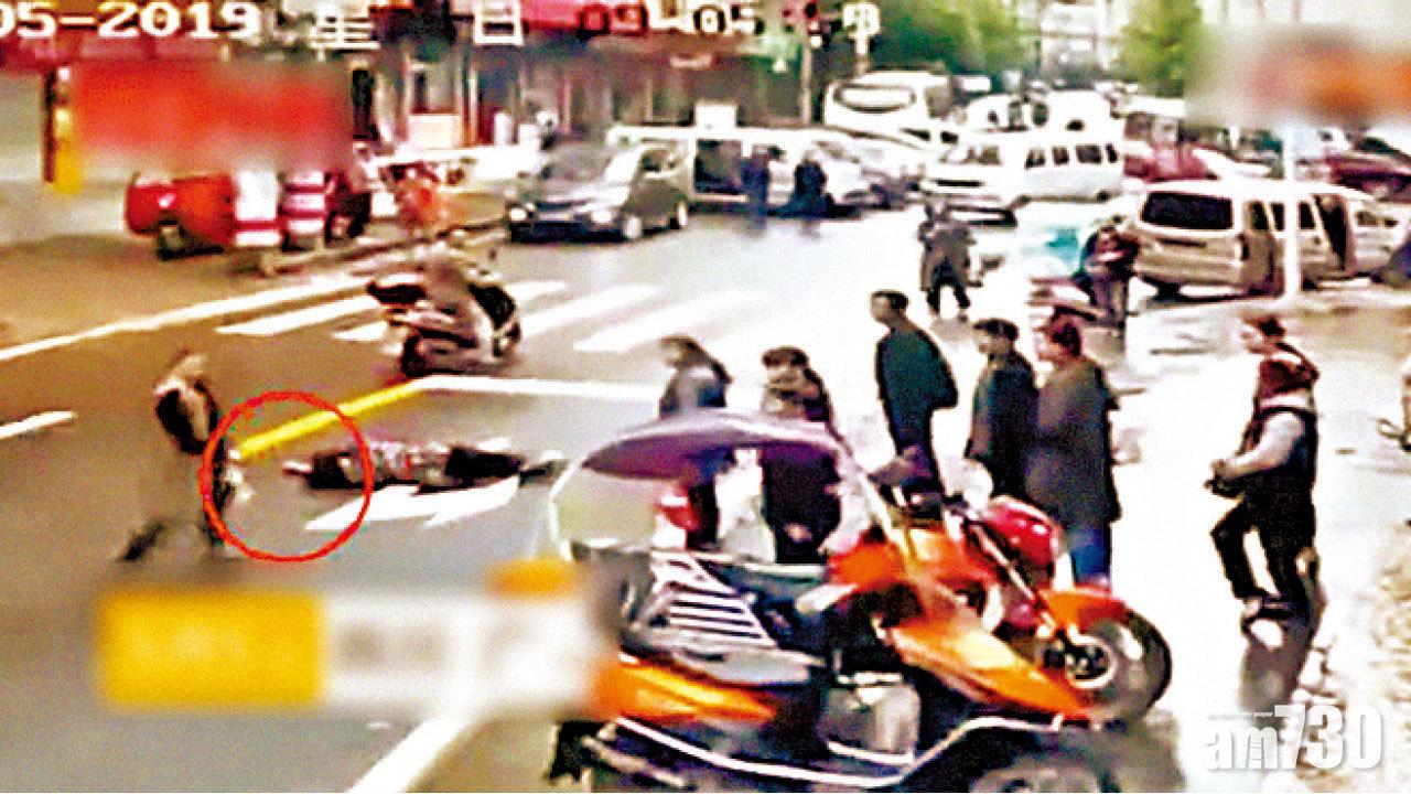  傷者倒地不起 四川司機撞人再輾