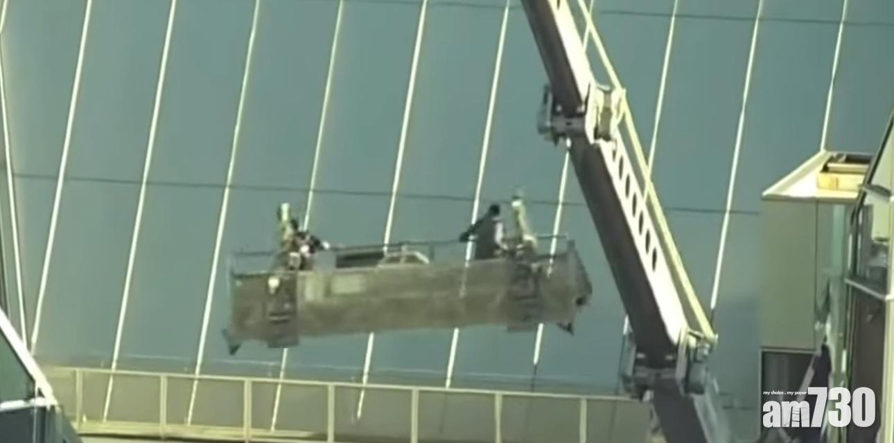 【好驚險】吊船50樓高空猛搖  撞破大廈玻璃窗 (有片)