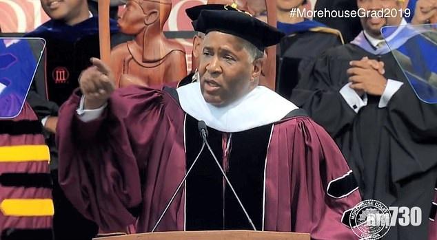 【瞬間改變396人生活】億萬富翁致辭送驚喜  替應屆畢業生還清貸款 (有片)