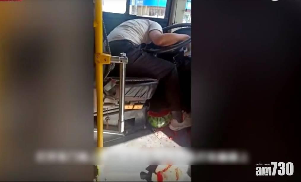 躁男不滿巴士飛站 打的追車用西瓜扑司機頭