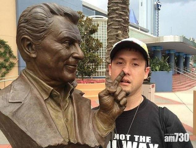 互動selfie 妙搞街頭雕像