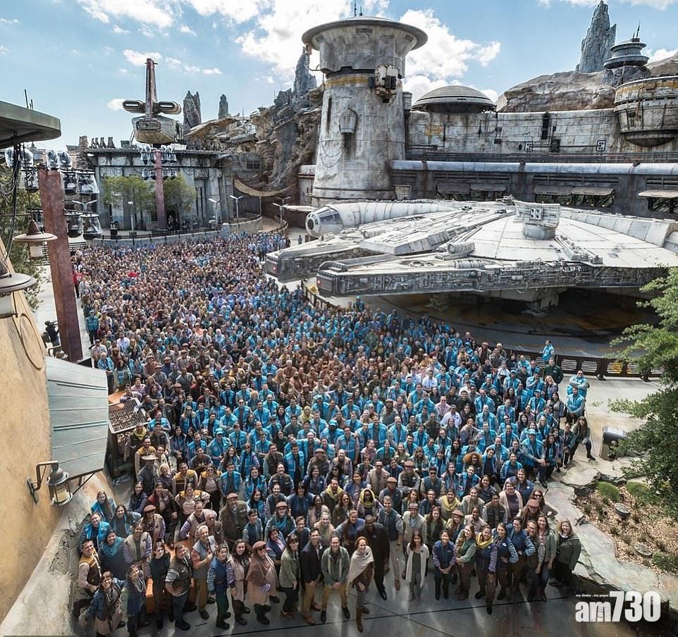 星戰園揭幕 史匹堡率銀河族晒冷