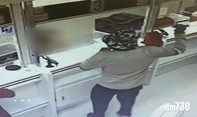 【做戲咩】笨賊用牛油果扮做手榴彈  劫走逾6萬