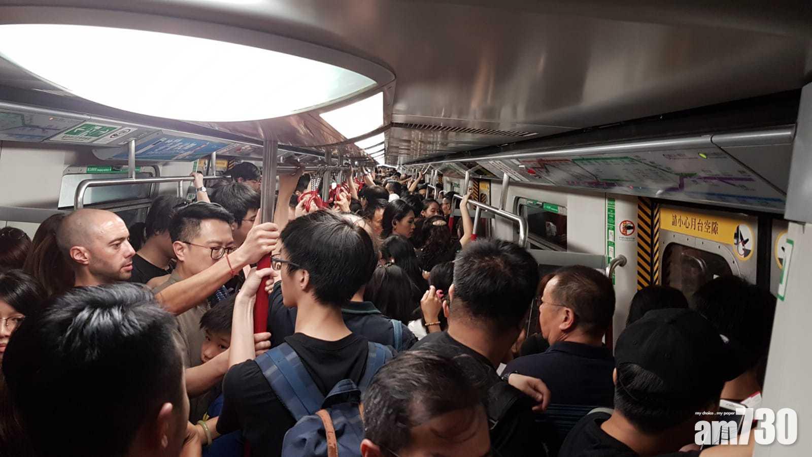 港鐵港島線列車及多個車站擠滿穿黑衣市民