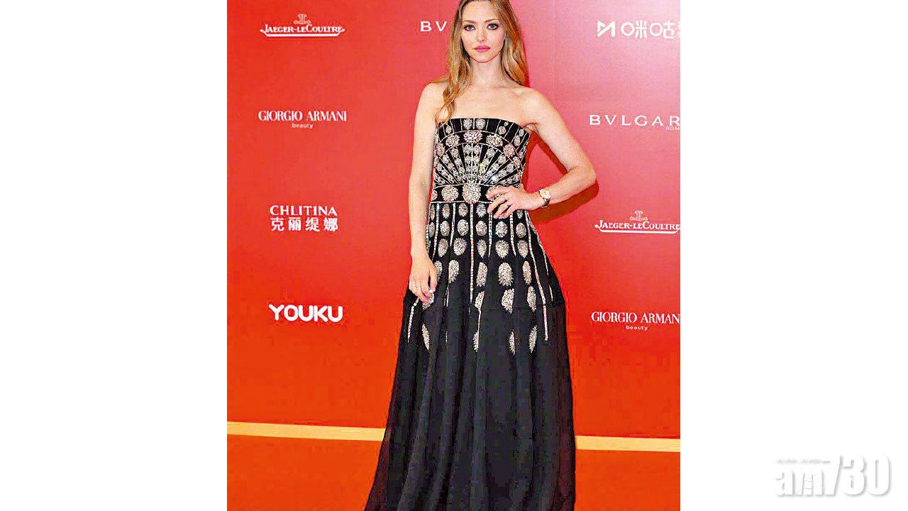 Amanda 散發黑閃光芒