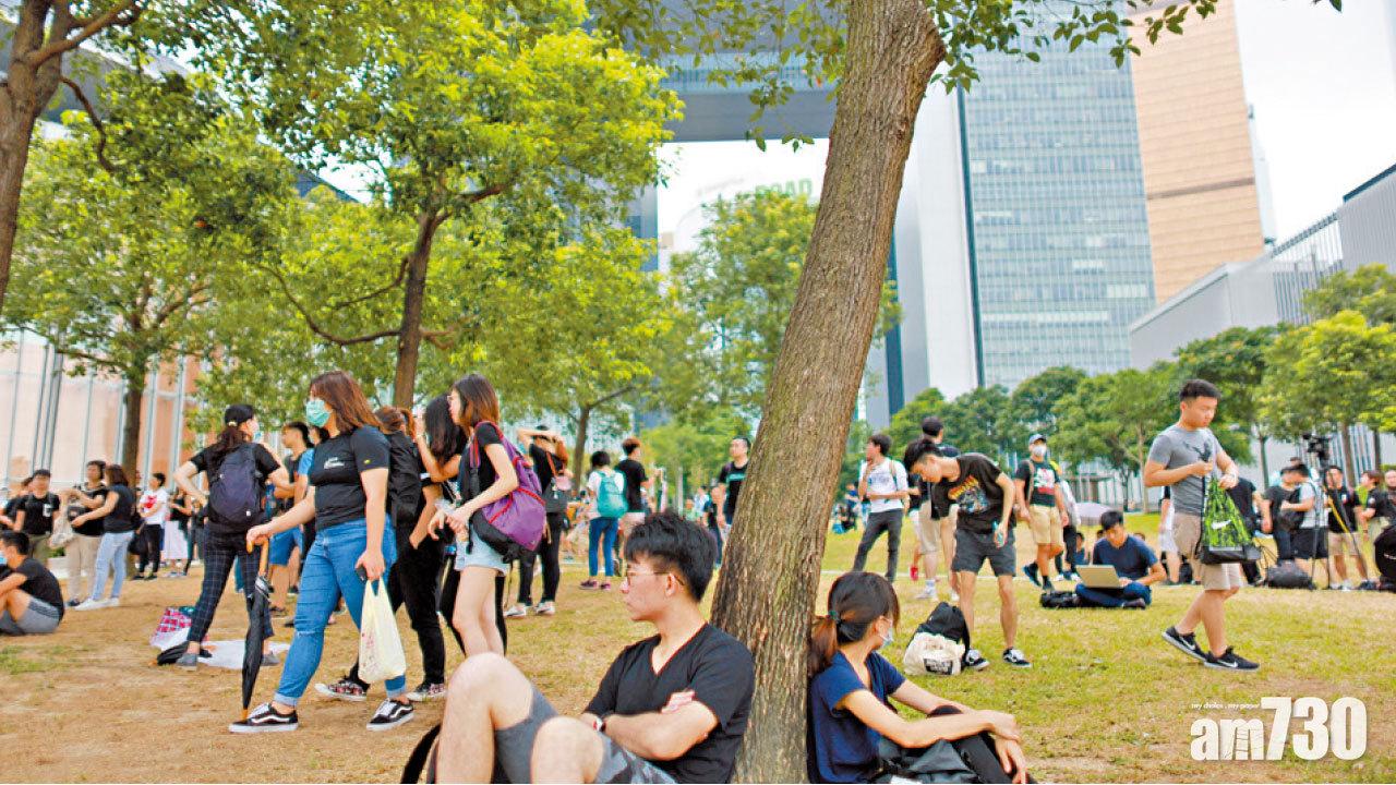 自發讓出夏慤道 示威者轉圍特首辦求林鄭對話