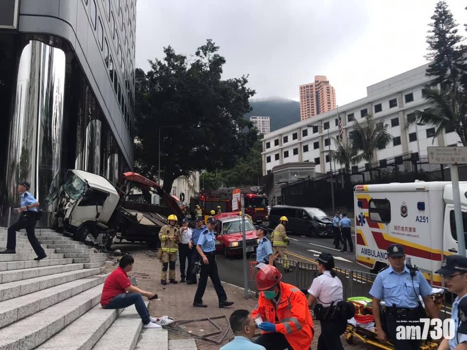 吊臂車花園道落斜失控鏟上行人路
