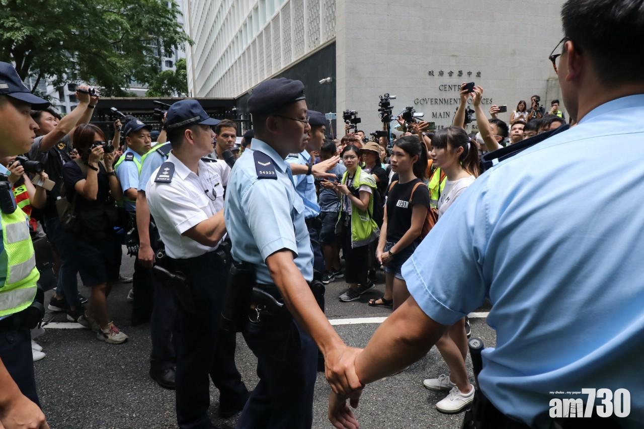 【逃犯條例】過百示威者包圍律政中心向鄭若驊抗議