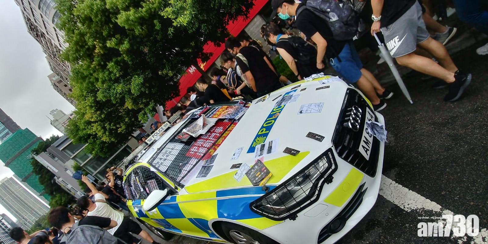 【反修例遊行】九龍區遊行有人把標語單張放在警車