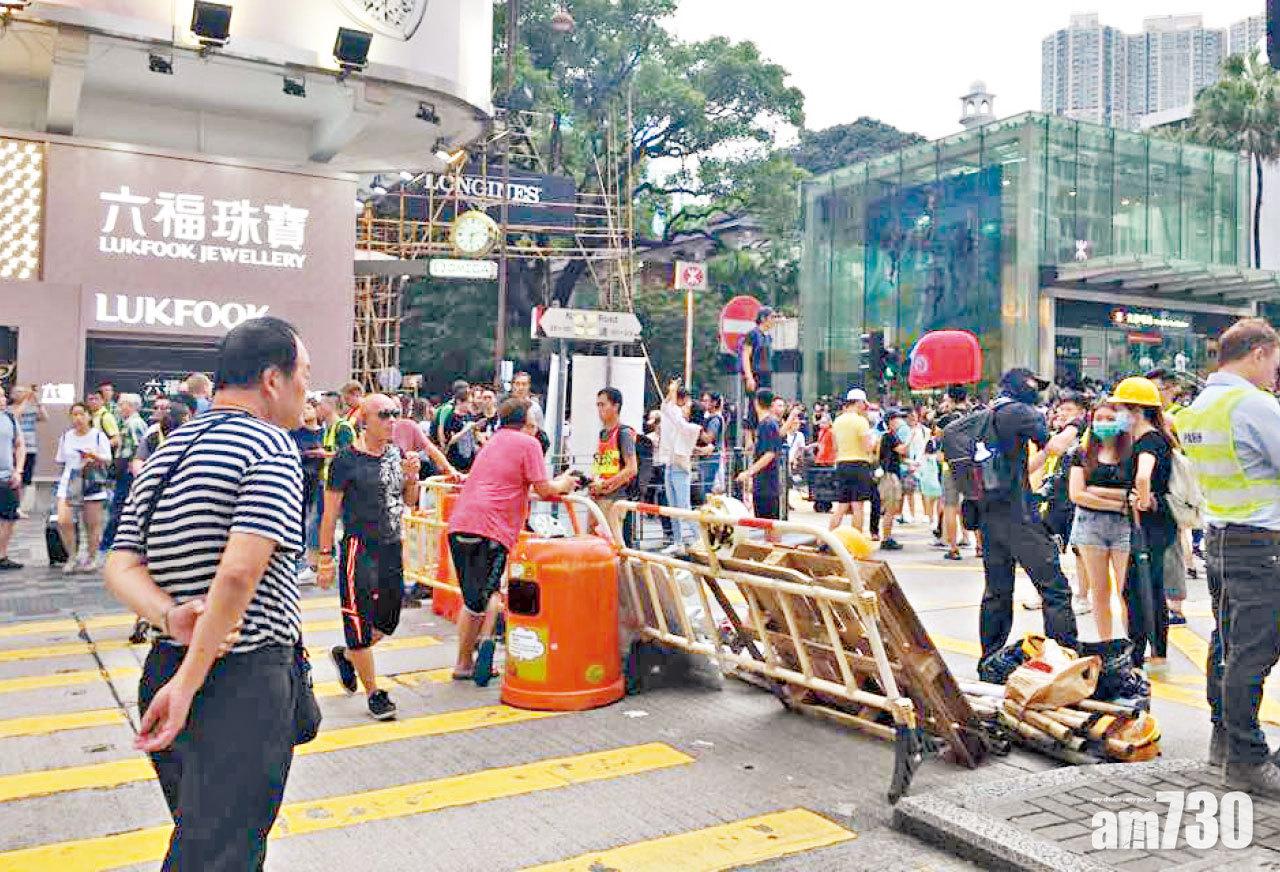 旺角再遊行多人偏離批准路線 示威者警署外縱火