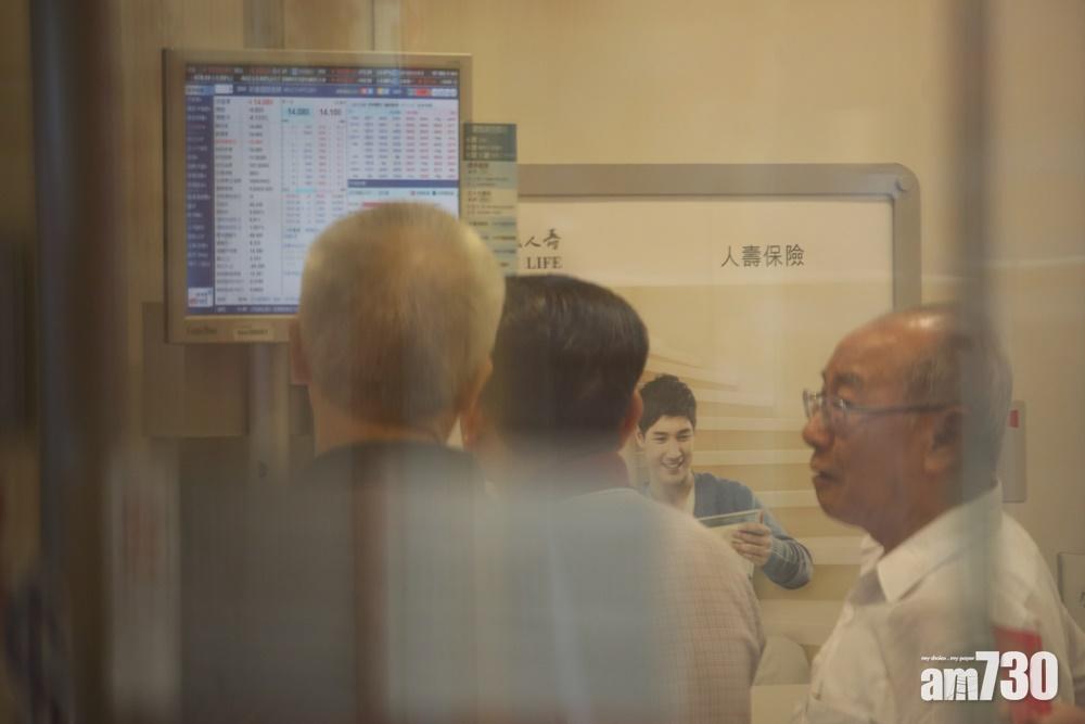 中美貿戰升溫 港股開市跌678點