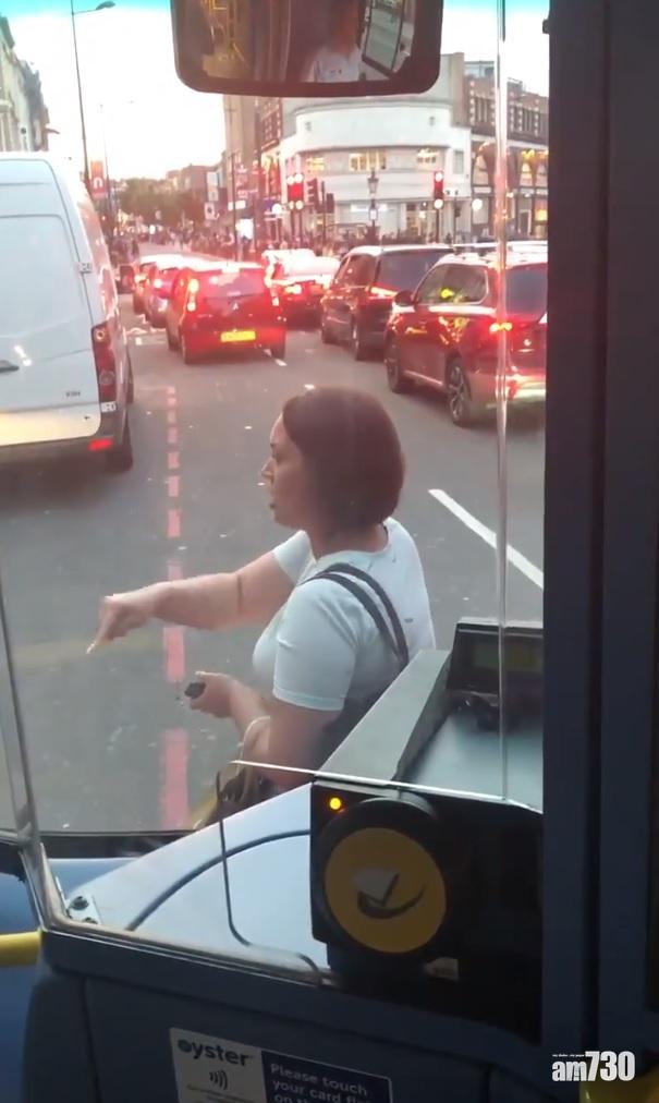 【野蠻】大媽趕不上巴罵司機　馬路擋車襲乘客 (有片)