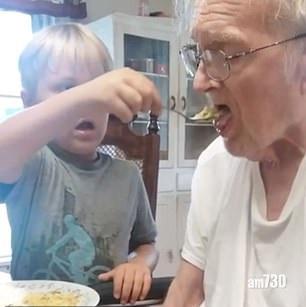【乖仔】逐匙餵腦退化外曾祖父 6歲童顯愛心 (有片)