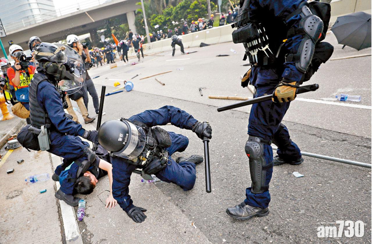 觀塘遊行後衝突 2控暴動 2告非法集結